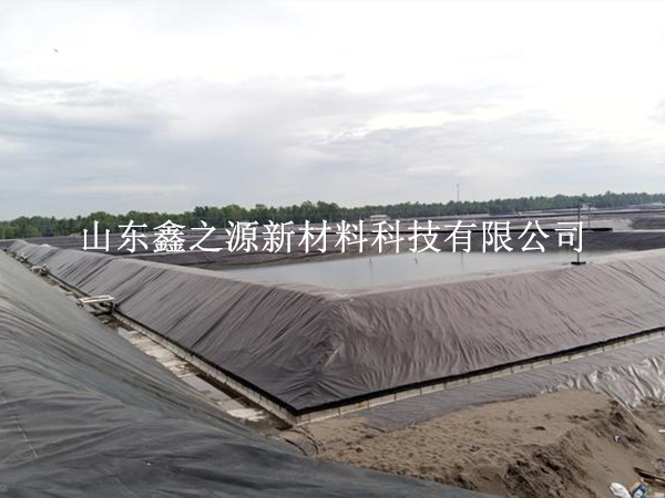 大風(fēng)天氣下鋪設(shè)沼氣池黑膜的技巧：安全高效，創(chuàng)新應(yīng)對
